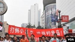 Protes anti-Jepang berlangsung di Chengdu pada hari Sabtu. Para demonstran di foto ini mengusung spanduk bertuliskan 'Seluruh Tiongkok bersatu untuk memboikot produk Jepang.'