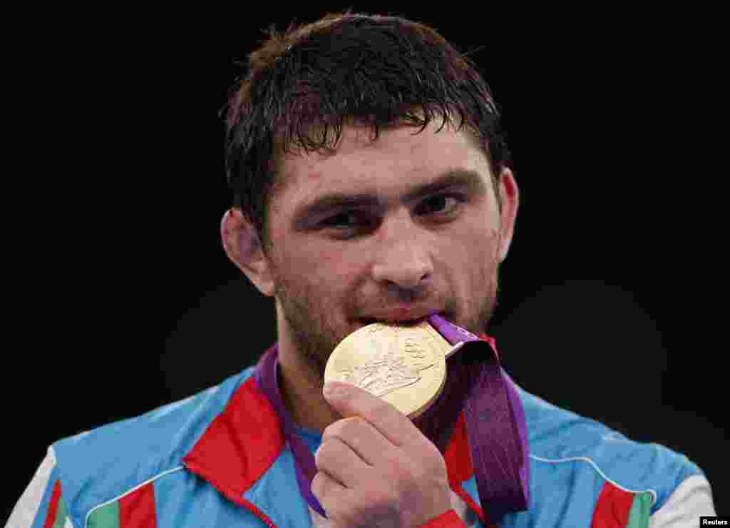 Şərif Şərifov eyni g&uuml;ndə Azərbaycana ikinci qızıl medalı qazandırır. Eyni g&uuml;ndə, eyni zalda, eyni himn ikinci dəfə səslənir.