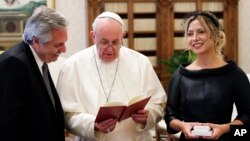 El papa Francisco lee de su libro Christus Vivit durante la audiencia privada con el presidente de Argentina, Alberto Fernández, y su esposa Fabiola Yañez en el Vaticano el viernes, 31 de enero de 2020.