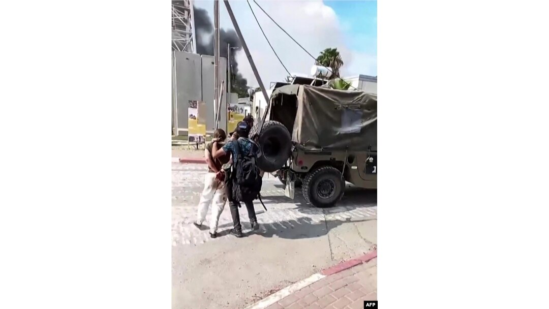 اسرائیلی یرغمالوں اور لاپتہ خاندانوں کی 22 مئی کو جاری ویڈیو سے ایک فوٹیج جس میں گروپ کے مطابق ایک اسرائیلی فوجی خاتون کو حماس عسکریت پسند سات اکتوبر کو پکڑ کر لے جارہے ہیں، فوٹو اے ایف پی