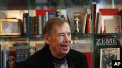 Former President of the Czech Republic Vaclav Havel answers questions about anti-government protests in Egypt, North Africa and the Middle East, (File).