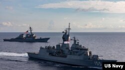 Arleigh Burke-class guided-missile destroyer USS John S. McCain (DDG 56) joined the Royal Australian Navy Anzac-class frigate HMAS Ballarat (FFH 155) during integrated operations in the South China Sea, Oct 27, 2020. (US Navy)