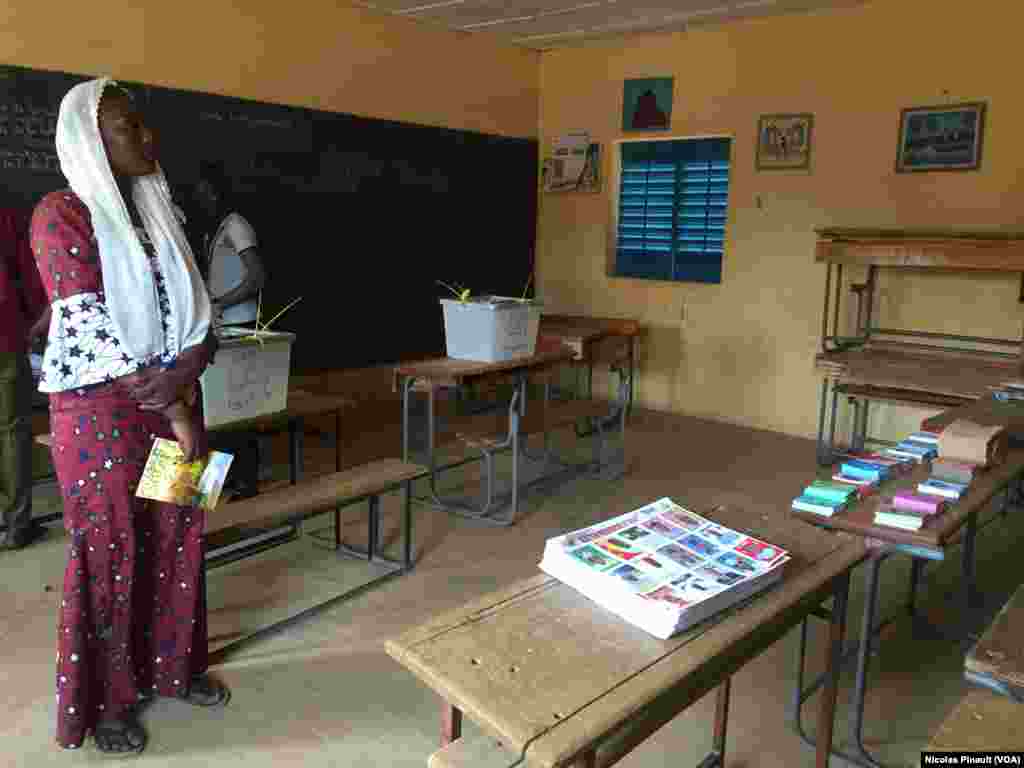 Au bureau de vote de l&#39;école Yantala Haut à Niamey, le scrutin se déroule dans le calme, 21 février 2016 (VOA/Nicolas Pinault)