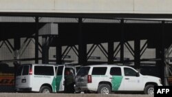 Agentes del CBP en el Río Grande entre El Paso, estado de Texas, Estados Unidos, y Ciudad Juárez, estado de Chihuahua, México, el 26 de enero de 2021.