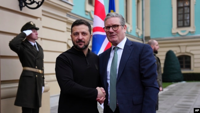 El primer ministro británico, Keir Starmer, a la derecha, y el presidente ucraniano, Volodymyr Zelenskyy, llegan para sus conversaciones bilaterales en Kiev, Ucrania, el 16 de enero de 2025.