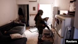 Припадничка на израелската армија во напуштен после нападот од Хамас