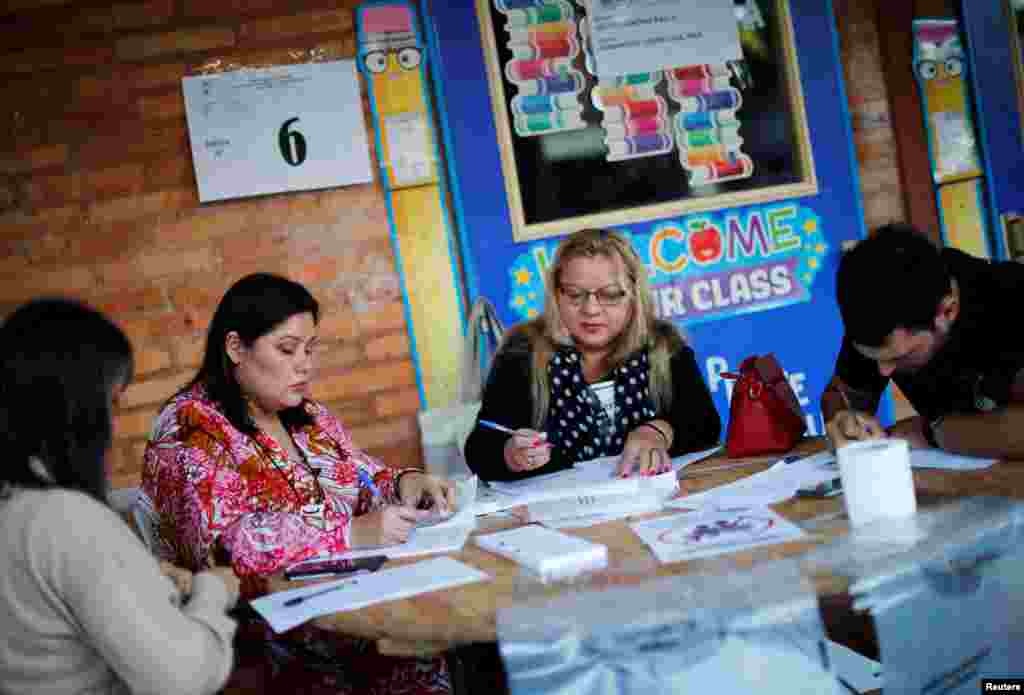 Funcionarios se preparan antes de abrir un centro de votación en la capital Asunción para las elecciones generales de Paraguay, el 30 de abril de 2023, cuando el país votará a decenas de puestos del gobierno, entre ellos la presidencia.&nbsp;