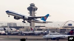 Suasana di lapangan terbang bandar udara internasional LAX di Los Angeles. (Foto: Dok)