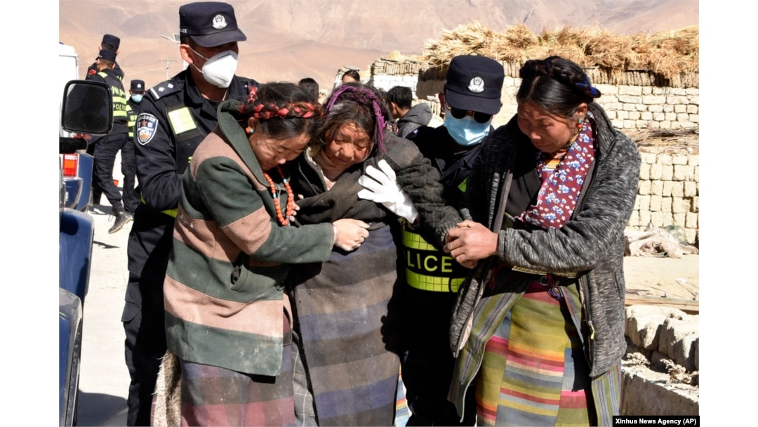 Rescuers transfer people injured in an earthquake at Zhacun Village of Dingri County in Xigaze, southwest China's Tibet Autonomous Region, Jan. 7, 2025.