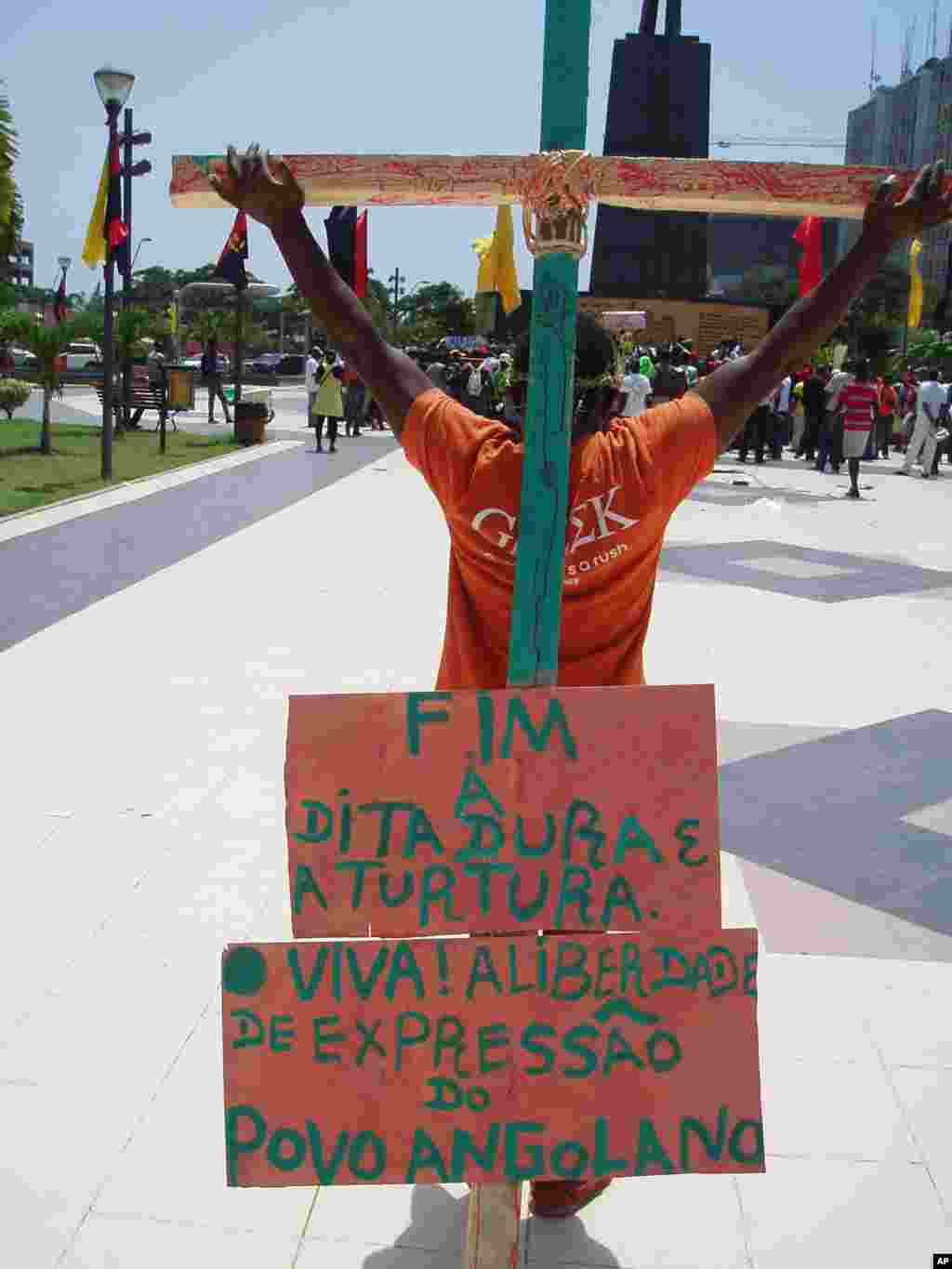 Manifestação na Praça da Independência, em Luanda (2 de Abril de 2011) Foto de Alexandre Neto / VOA