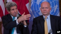 Menteri Luar Negeri AS John Kerry (kiri) dan Menteri Luar Negeri Inggris William Hague dalam pertemuan di Washington, Selasa (25/2). (AP/Evan Vucci)