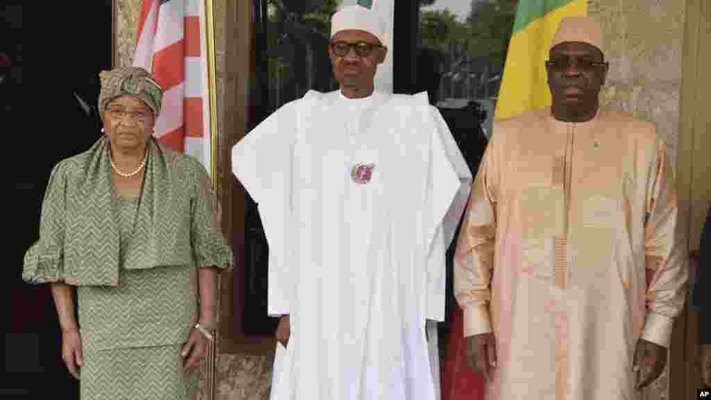 La présidente du Libéria, Ellen Johnson Sirleaf, et le président nigérian Muhammadu Buhari, le président du Sénégal Macky Sall, pose pour une photo avant une réunion à Abuja, le 9 janvier 2017.