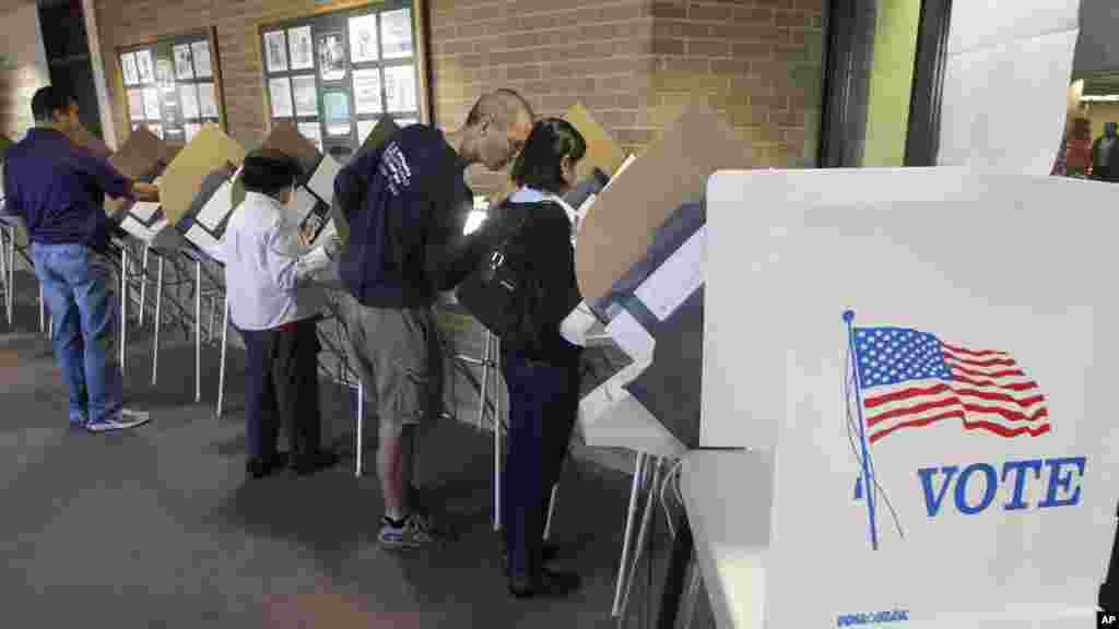 Des &eacute;lecteurs &agrave; l'oeuvre &agrave; Salt Lake City, dans l'Utah, le 30 octobre 2012 