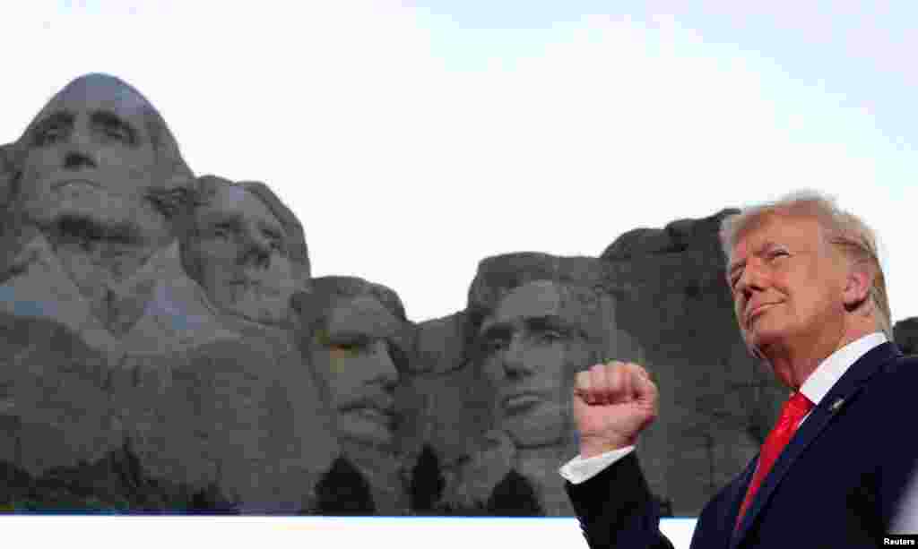 3 июля 2020 &nbsp; Дональд Трамп у монумента на горе Рашмор в преддверии Дня независимости США. &nbsp; Последний раз салют у горы Рашмор состоялся в 2009 году. Фейерверки в честь Дня независимости здесь отменили из-за высокой вероятности пожара в лесах, окружающих гору. Однако Дональд Трамп выступил за возобновление традиции проведения праздничного салюта, а власти Южной Дакоты эту идею поддержали, объяснив это тем, что за последние 11 лет лесные массивы, окружающие гору Рашмор, укрепились, а технология производства фейерверков значительно продвинулась вперед. &nbsp; Американские индейцы раскритиковали президента за решение устроить праздник в священном для них месте.