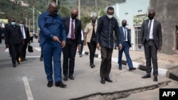 Mokonzi ya RDC Félix Tshisekedi (CG) na mokonzi ya Rwanda Paul Kagame (CD) bazali kotala bokabwani ya mabele bowuti na boningani bolandaki botumboki ya volcan Nyiragongo, Rubavu, Randa, 25 sanza ya motoba 2021.