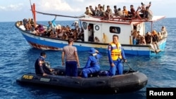 Pengungsi Rohingya yang diselamatkan oleh nelayan dan kapal patroli di dekat pantai Seunuddon, Aceh Utara, 24 Juni 2020. (Antara Foto / Rahmad / via REUTERS)
