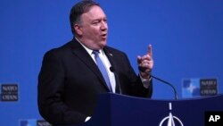 Menteri Luar Negeri AS Mike Pompeo berbicara di markas NATO di Brussels, hari Selasa (4/12). 