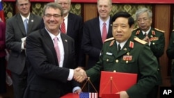 Menhan AS Ash Carter (kiri) berjabat tangan dengan Menhan Vietnam, Jenderal Phung Quang Thanh di Hanoi, Vietnam, Senin (1/6).