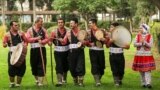 مراسم نوروز خوانی در استان گلستان. در رسم قدیم، نوروزخوانها در کوچه های با خواندن ترانه های شاد محلی، آمدن نوروز را خبر می دادند.<br />
عکس: مصطفی حسن زاده