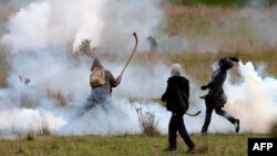 Des mapuches manifestant pour la libération d'un chef spirituel emprisonné, à Comuna Imperial, Chili, 17 août 2020. Cordova a été reconnu coupable d'un double meurtre lors d'un incendie criminel dans le cadre d'une campagne de récupération des terres en 2013. (M. Quilodran/AFP)