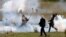 Des mapuches manifestant pour la libération d'un chef spirituel emprisonné, à Comuna Imperial, Chili, 17 août 2020. Cordova a été reconnu coupable d'un double meurtre lors d'un incendie criminel dans le cadre d'une campagne de récupération des terres en 2013. (M. Quilodran/AFP)