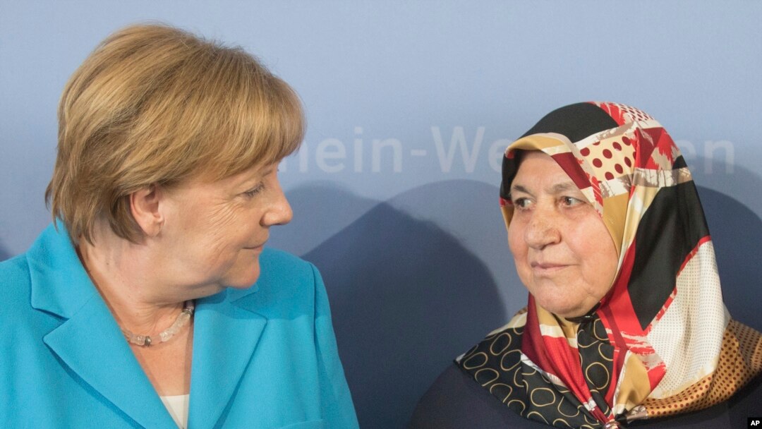 Mevlüde genç Almanya Başbakanı Angela Merkel ile birlikte