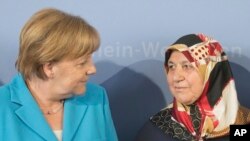 Mevlüde genç Almanya Başbakanı Angela Merkel ile birlikte