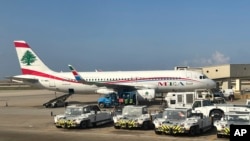 Pesawat milik maskapai Middle East Airlines tiba di Bandara Internasional Rafik Hariri di Beirut, Lebanon, pada 1 November 2022. (Foto: AP/Hussein Malla)