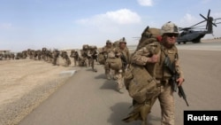 ທະຫານມາຣີນ ສຫລ ພວມກະກຽມອອກເດີນທາງ ຫລັງຈາກສິ້ນສຸດ ການປະຕິບັດງານ ຂອງກຳລັງສູ້ລົບ ທະຫານມາຣີນ ແລະທະຫານອັງກິດ ທີ່ແຂວງ Helmand ປະເທດ Afghanistan (27 ຕຸລາ 2014)