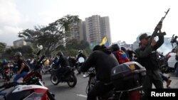 Vojnici i demonstranti kod vazdušne baze "La Karlota" u Karakasu, 30. aprila 2019.