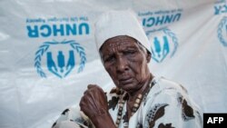 L'Éthiopienne Asafu Alamaya, une aveugle de 80 ans qui a fui le conflit du Tigré, est assise dans son abri de fortune au camp de réfugiés d'Um Raquba dans l'État de Gedaref, dans l'est du Soudan, le 12 décembre 2020.