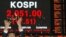 Para pegawai Bursa Saham Korea menyambut gembira kenaikan tertinggi indeks saham KOSPI pada penutupan pasar saham, 30 Desember 2010.