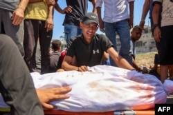 Rođaci žale nad tijelima najmilijih ubijenih tokom izraelskog bombardiranja u naselju Al-Tuffah u gradu Gaza 22. juna 2024. godine.
