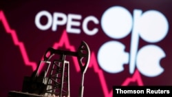 Gambar pompa angguk yang dicetak 3D terlihat di depan logo OPEC dalam gambar ilustrasi. (Foto: Reuters)