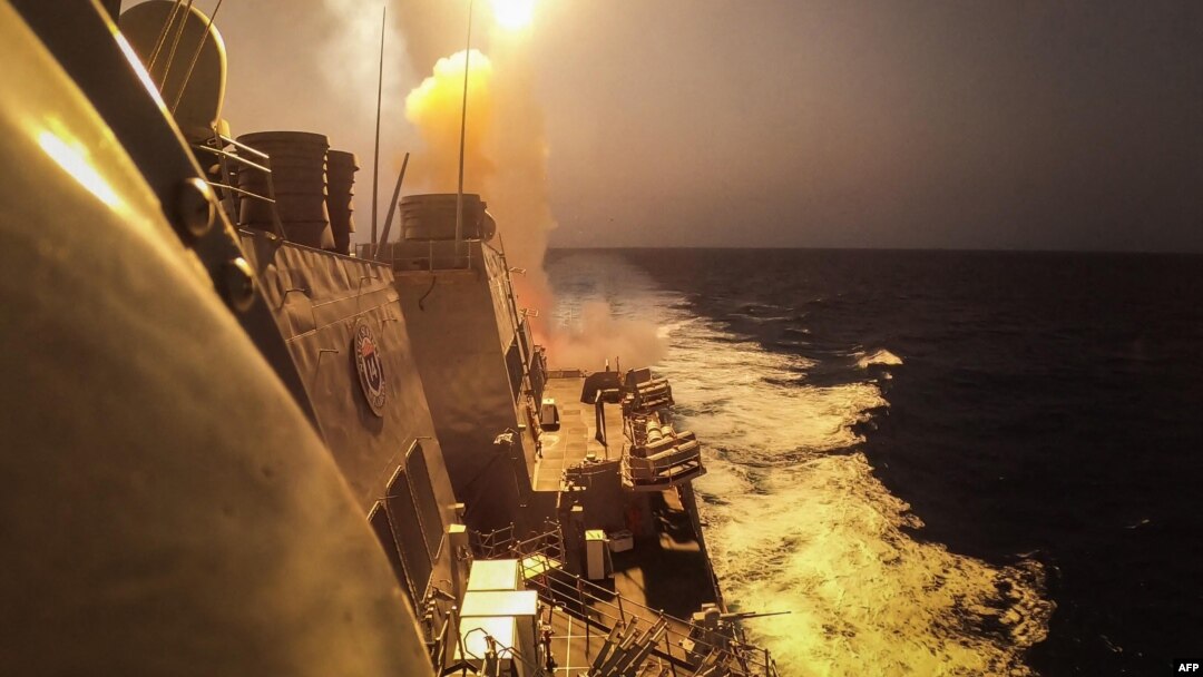 Kapal perusak berpeluru kendali kelas Arleigh Burke USS Carney (DDG 64) mengalahkan rudal Houthi dan drone tak berawak di Laut Merah. (Foto: via AFP)