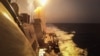 Arhiva - Američi razarač naoružan vođenim raketama, USS Korni, tokom zaustavljanja napada Huta izvedenog kombinacijom dronova i raketa, u Crvenom moru, 19. oktobra 2023. (Foto: Aaron Lau / US NAVY / AFP)