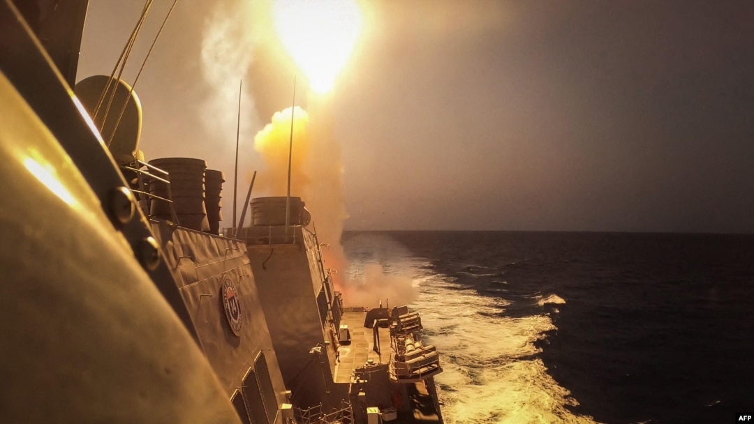İran’ın Irak, Suriye ve Pakistan’da; onun desteklediği Husiler’in Kızıldeniz’deki saldırıları Ortadoğu’da gerilimi kaygı verici düzeye taşıdı. Fotoğrafta Husiler'in saldırılarına karşı konuşlanan ABD Donanması'na ait uçak gemisi USS Carney görülüyor. (19 Ekim 2023) 