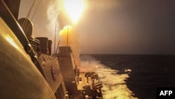 美國海軍「卡尼號」飛彈驅逐艦在紅海打擊來自也門胡塞武裝的飛彈和無人機。（2023年10月19日）