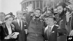 Fidel Castro en visita al Comité de Relaciones Exteriores del Senado, frente al Capitolio. El primer ministro cubano de 32 años que visitó Washington el 17 de abril de 1959 y conversó con miembros del comité.