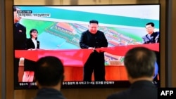지난 2일 서울역에 설치된 대형 TV에 '신변이상설'이 돌았던 김정은 북한 국무위원장의 활동 재개 뉴스가 나오고 있다.