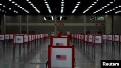Mesas de votación se encuentran en el Expo Center el día de las elecciones primarias en Louisville, Kentucky, EE. UU., 23 de junio de 2020.