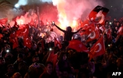 Pendukung oposisi Partai Rakyat Republik (CHP) merayakan kemenangan di luar gedung kota utama setelah pemilihan kota di seluruh Turki, di Istanbul pada 31 Maret 2024. (Foto: AFP)