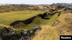 Šteta pričinjena na golf terenu u Grindaviku, na Islandu zbog vulkanske aktivnosti (Foto: RUV/Ragnar Visage/Handout via REUTERS)