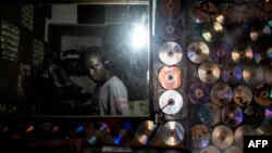 Un passionné de hip-hop congolais chante à Kinshasound, l'un des rares studios d'enregistrement locaux de Kinshasa, à Kinshasa, le 2 octobre 2018.