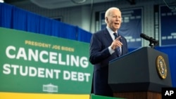 ARCHIVO - El presidente estadounidense Joe Biden habla sobre la deuda de préstamos estudiantiles, el 8 de abril de 2024, en Madison, Wisconsin. 