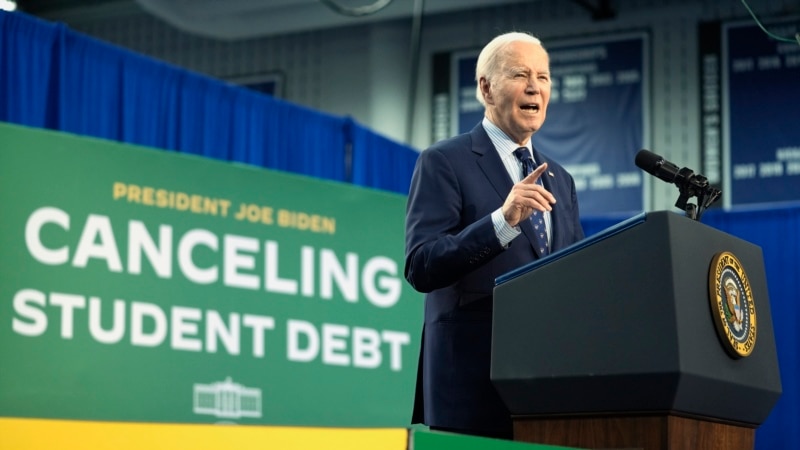 Gobierno de Biden ha cancelado los préstamos de estudios de más de 1 millón de trabajadores públicos