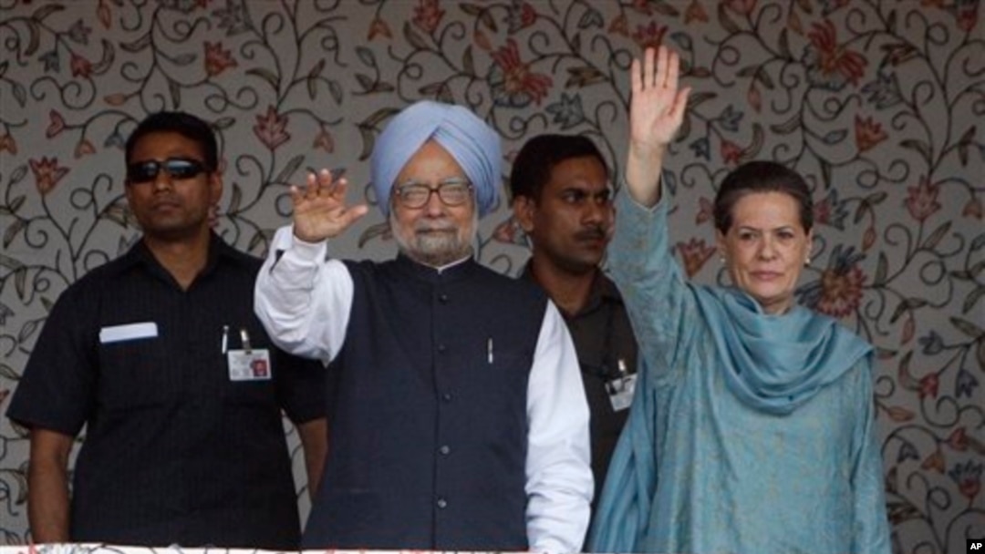 PM India Manmohan Singh (kiri depan) didampingi pemimpin Partai Kongres India, Sonia Gandhi, melambaikan tangan kepada para hadirin dalam upacara peletakan batu pertama proyek Tenaga Listrik berkekuatan 850 megawatt di distrik Kishtwar, wilayah Jammu, India (25/6). Kunjungan ini menandai pertama kalinya PM Singh meninjau wilayah Kashmir.