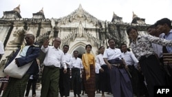 Bà Aung San Suu Kyi (giữa) và con trai Kim Aris thăm thành phố chùa tháp Bagan