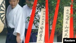 日本首相安倍晉三周一奉獻祭奠物品給東京靖國神社。