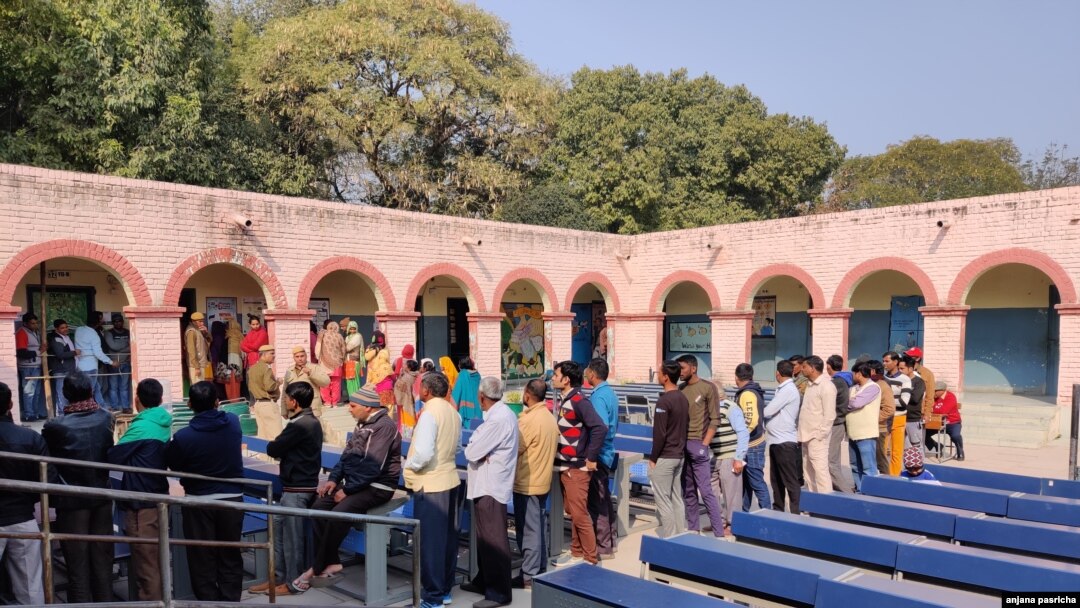 Voters line up to cast ballots at a school where voting booths were set up in New Delhi for choosing a new local government, New Delhi, India, Feb. 8, 2010. (A. Pasricha/VOA)